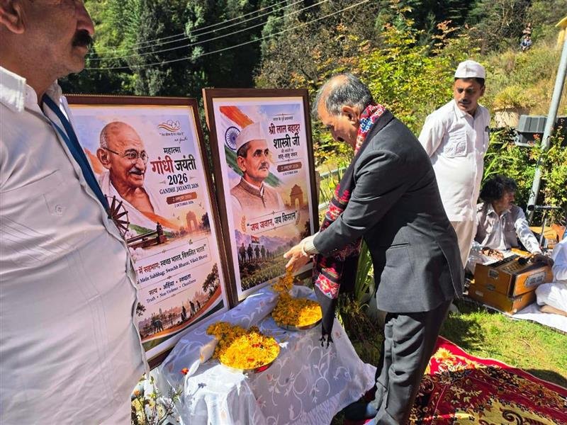 CM pays floral tributes to Mahatma Gandhi and Lal Bahadur Shastri