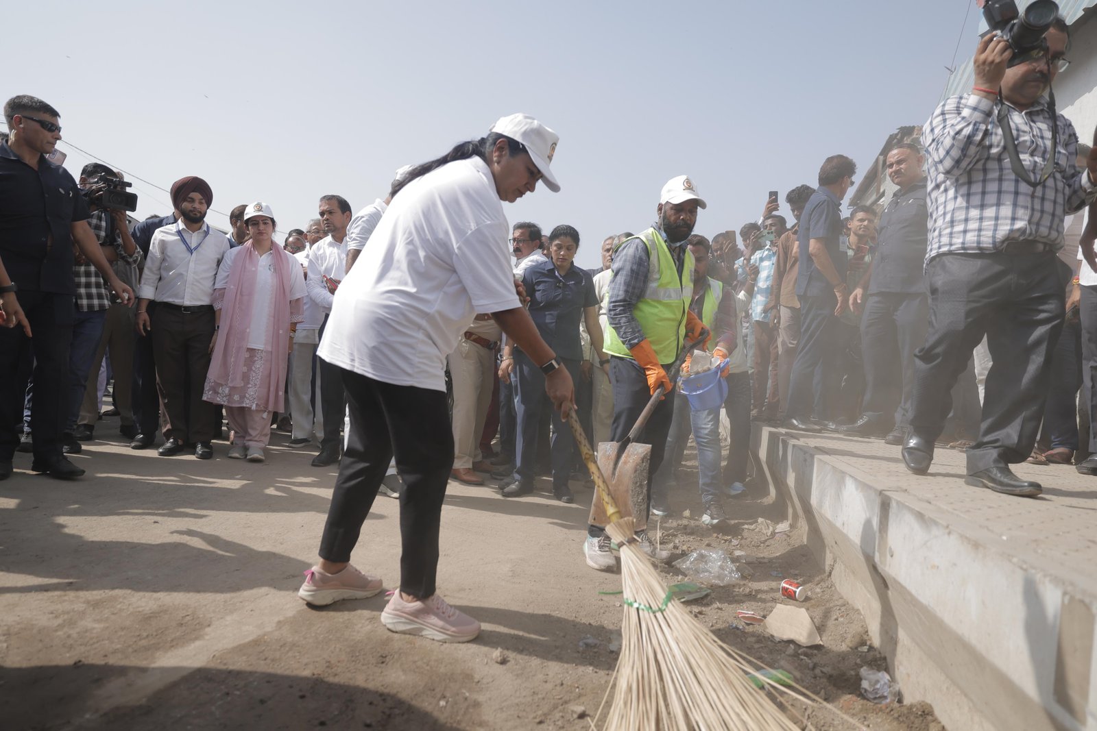CM Rekha Gupta Participates in Cleanliness Drive in Azadpur Under ‘Seva Mera Yogdan’ Campaign
