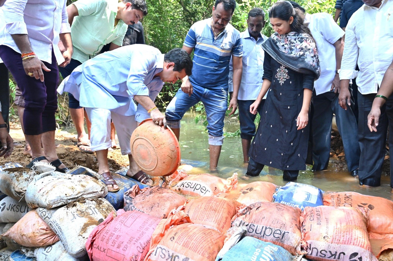 Guardian Minister Nitesh Rane Participates in Vanrai Bund Construction at Harkul Budruk, Appeals for Public Participation in Water Conservation