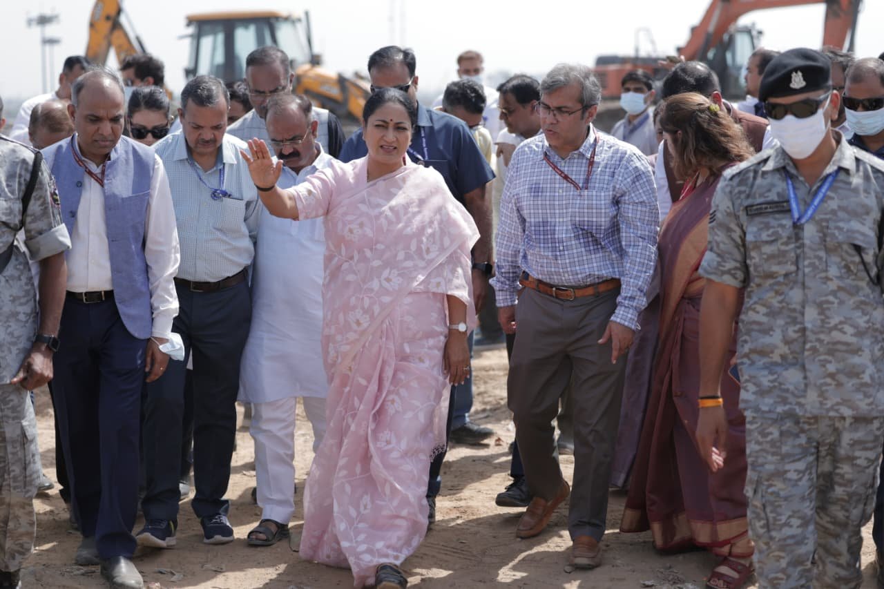 CM Rekha Gupta Inspects Okhla Landfill Site, Stresses Scientific Waste Management to Free Delhi from ‘Mountains of Garbage’
