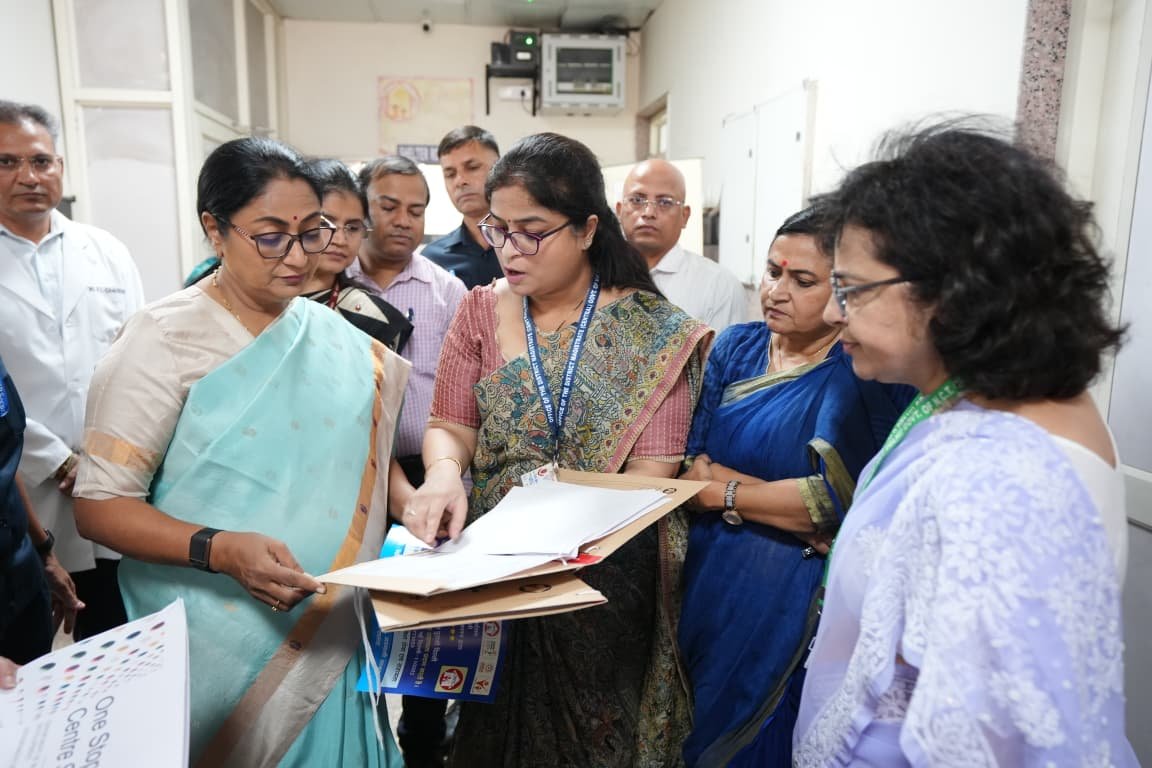 CM Rekha Gupta Inspects Sakhi One Stop Centre at Lok Nayak Hospital