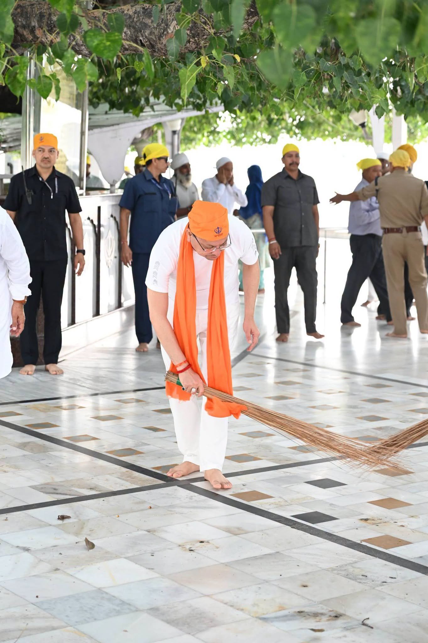 CM Dhami Reaches Nanakmatta Under Seva Sankalp Abhiyan, Participates in Cleanliness Drive