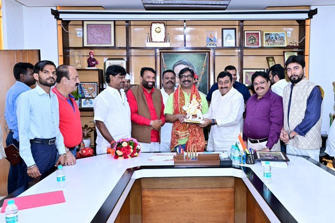 Chief Minister Hemant Soren Holds Courtesy Meeting with Ranchi District and Ranchi Metropolitan Durga Puja Committees