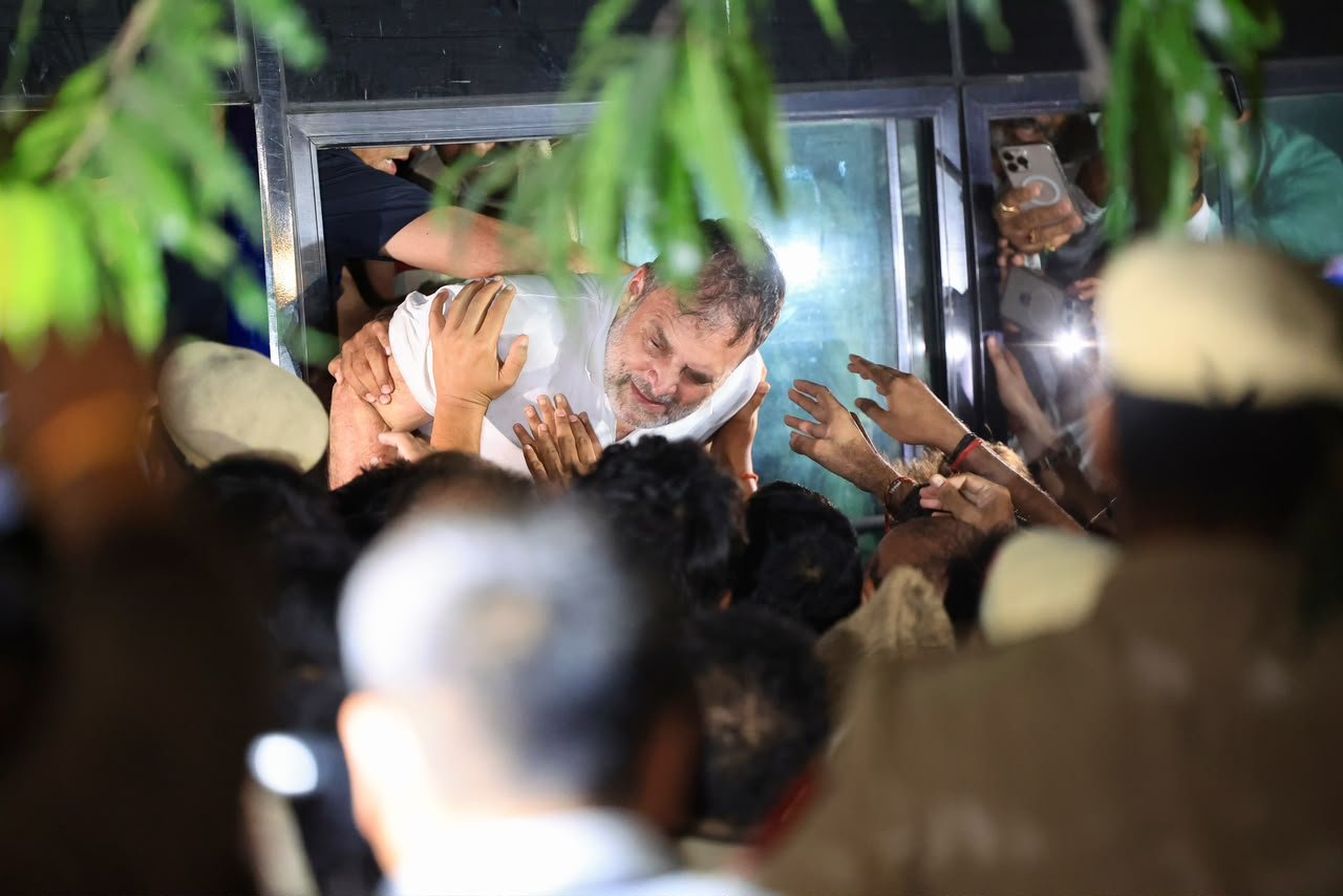 MP Congress Protests Against Rahul Gandhi, Priyanka Gandhi Detention at Election Commission Office