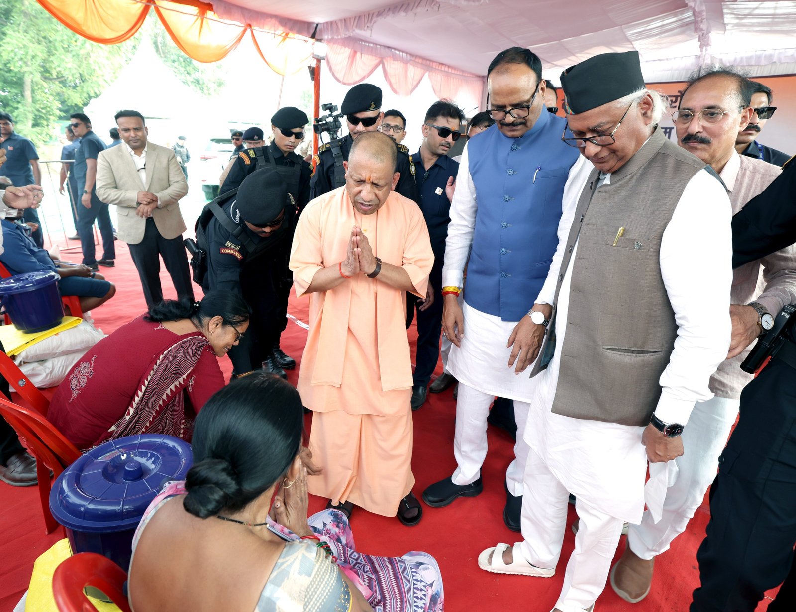Yogi Government intensifies relief operations in areas affected by rising Gomti water level
