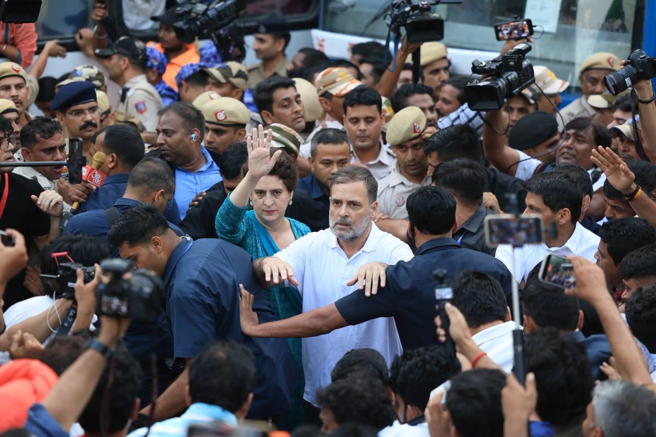 Shivakumar Condemns Detention, Alleged Manhandling of Rahul Gandhi, Priyanka Gandhi