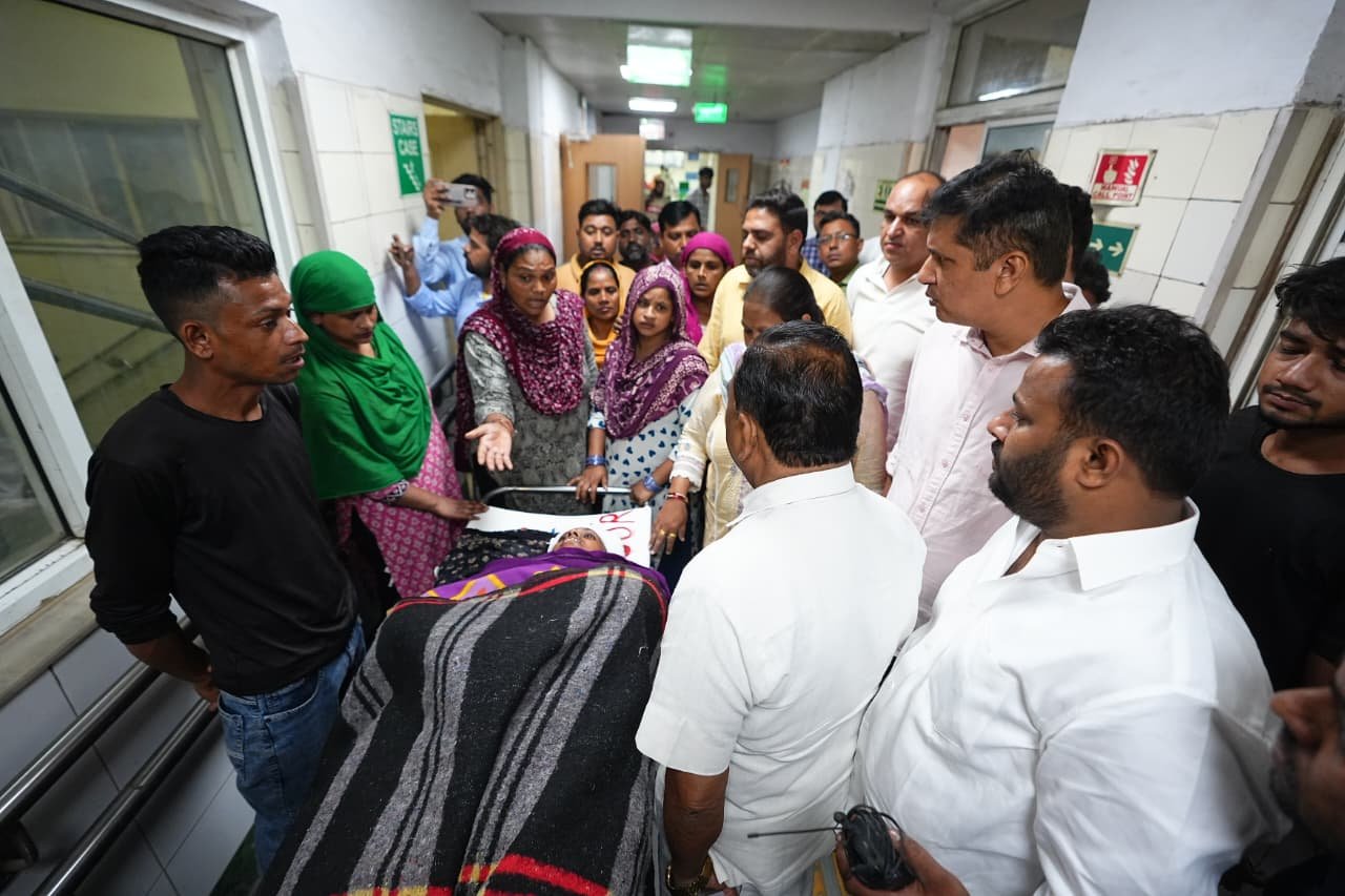 AAP Meets Seemapuri Collapse Victims, Demands Action and Compensation
