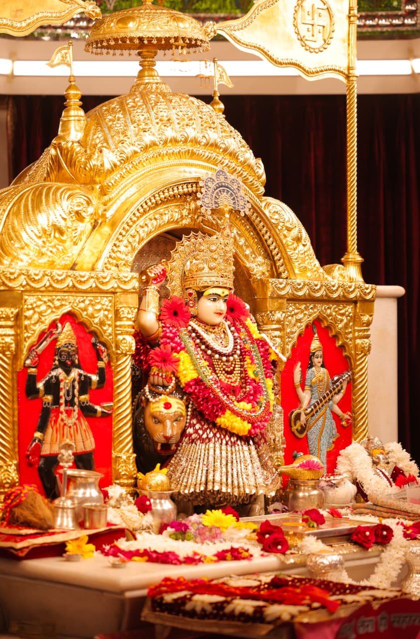 CM Rekha Gupta Offers Prayers at Jhandewalan Temple on First Day of Sharadiya Navratri