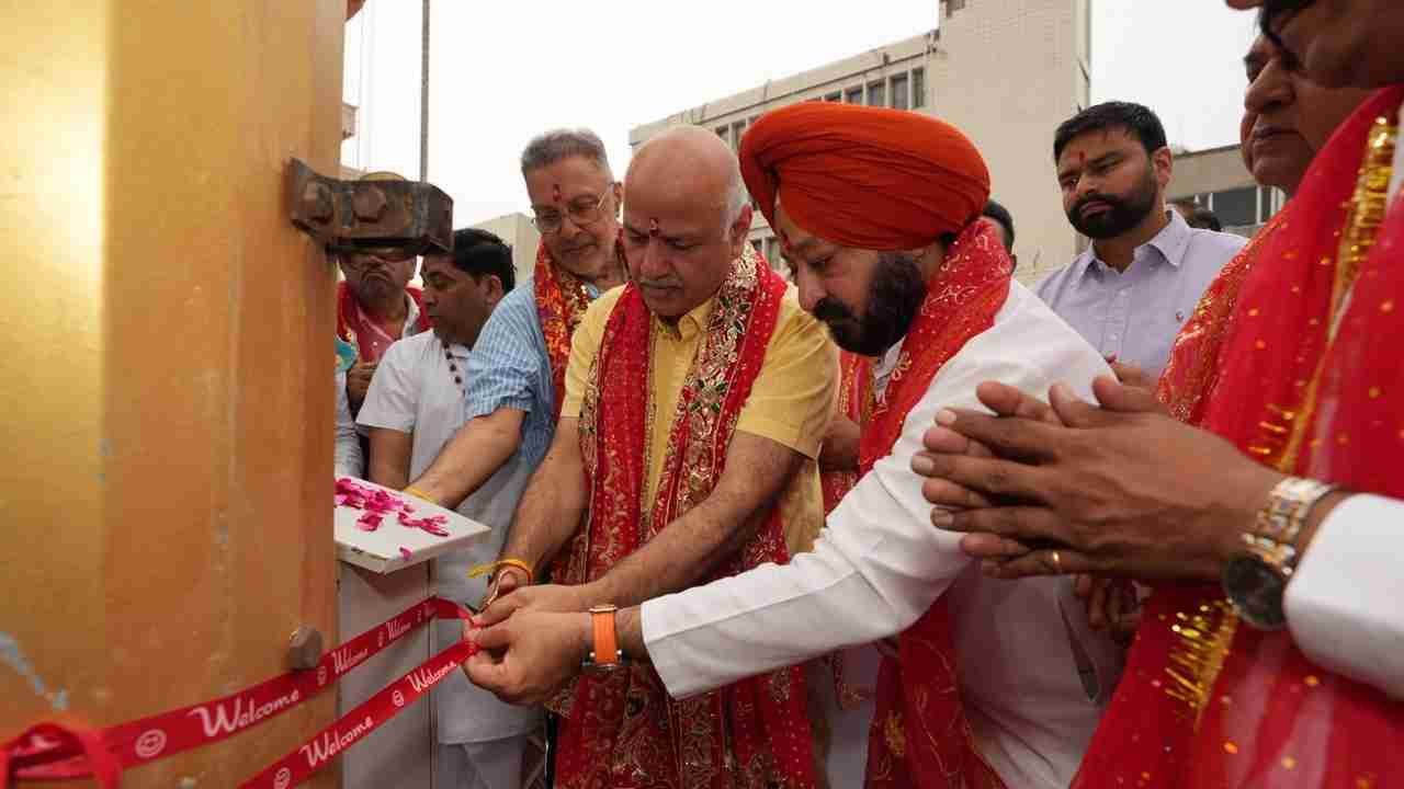 Manish Sisodia Offers Prayers at Mata Sri Kali Devi Temple in Patiala on First Day of Navratri
