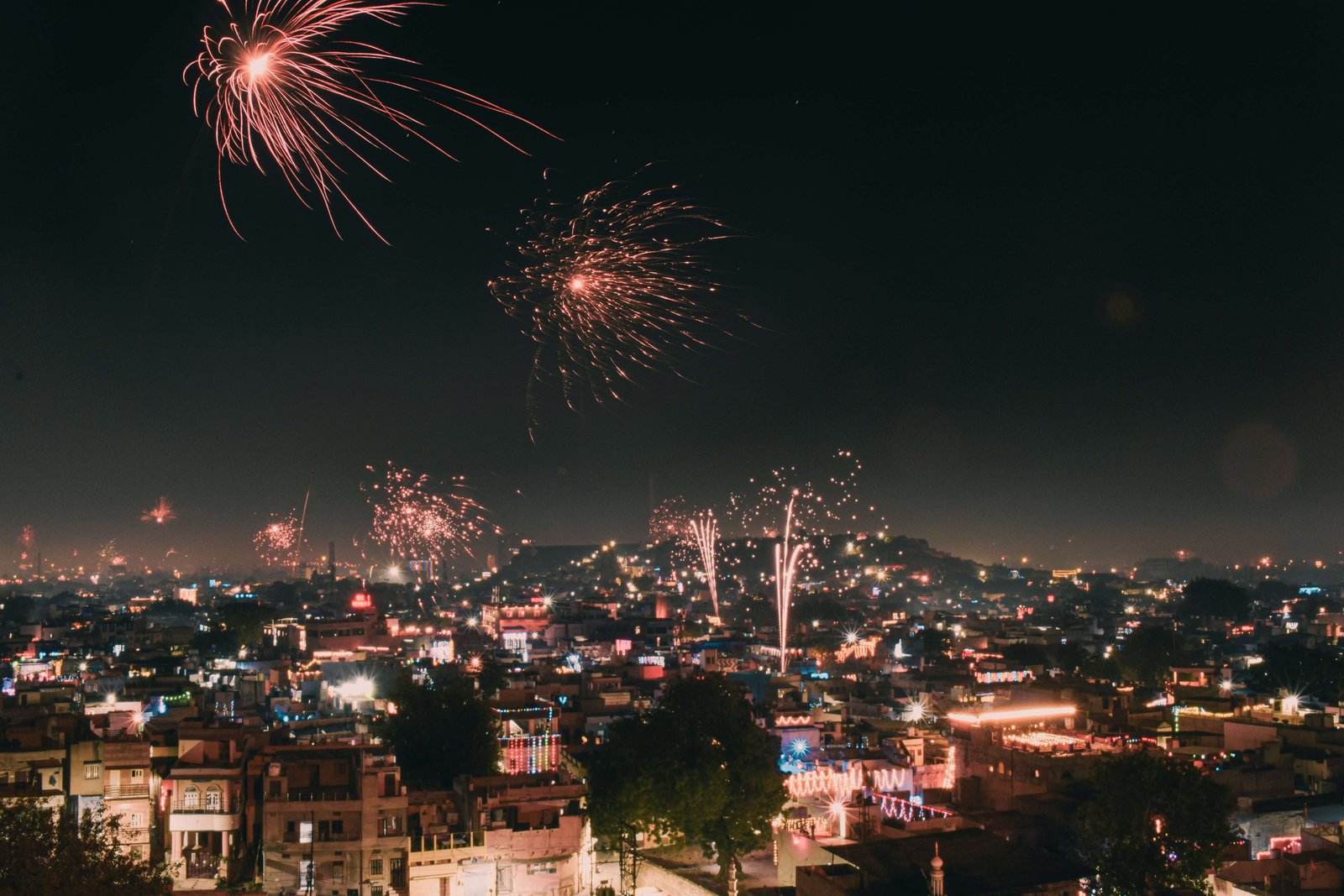 सुप्रीम कोर्ट ने दिवाली पटाखों के प्रदूषण को रोकने के लिए प्रतिबंधात्मक आदेशों पर सार्वजनिक जागरूकता का पक्ष लिया