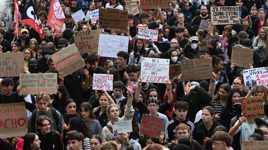 Thousands March in Paris for Better School Conditions as Greta Thunberg Joins Protest