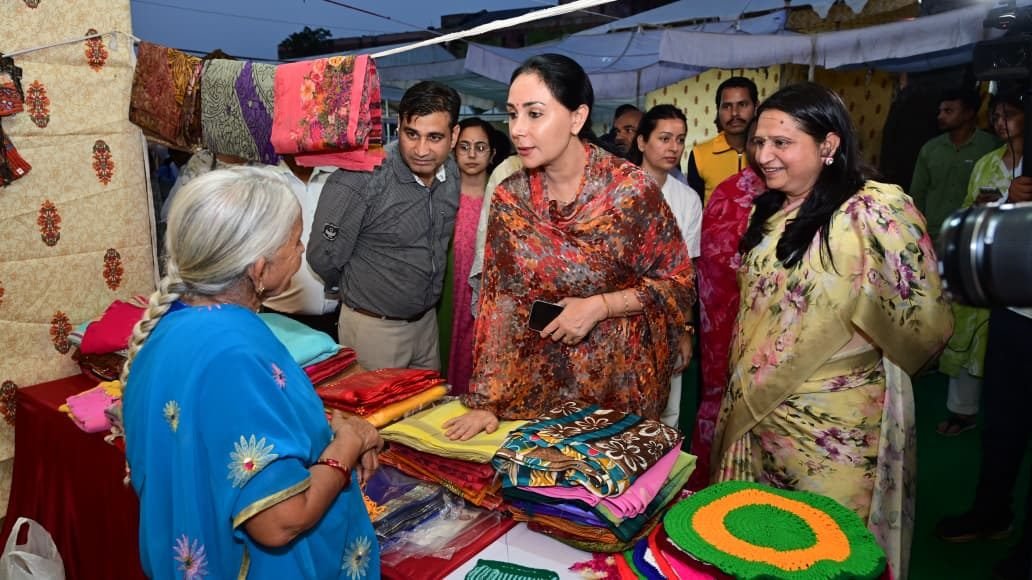 Rajasthan Deputy CM Diya Kumari Visits Amrita Haat, Encourages SHG Women to Sell Products Online