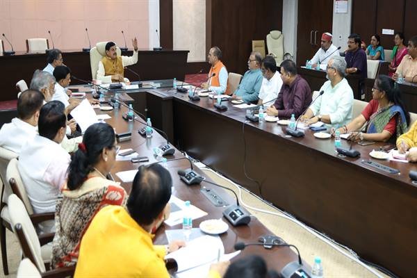 CM Dr. Yadav Calls for Regular Dialogue with Employee and Labour Organisations