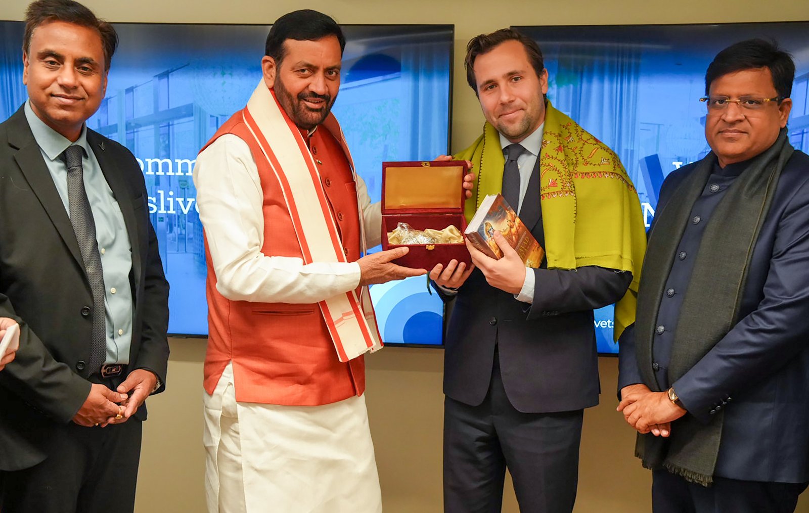 Chief Minister Holds Roundtable Meeting with Swedish Business Representatives, Invites Investment in Haryana