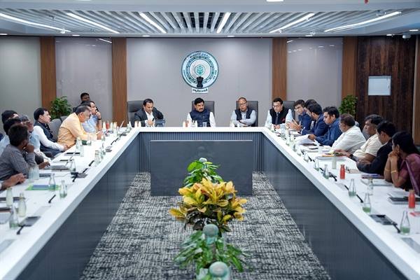 CM Dr. Yadav Discusses Urban Development Projects with Senior AP Officials
