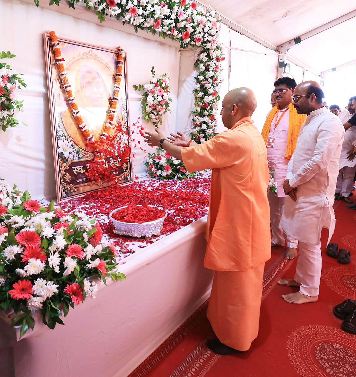 Chief Minister visits Harish Dwivedi’s village, pays tribute to his late mother