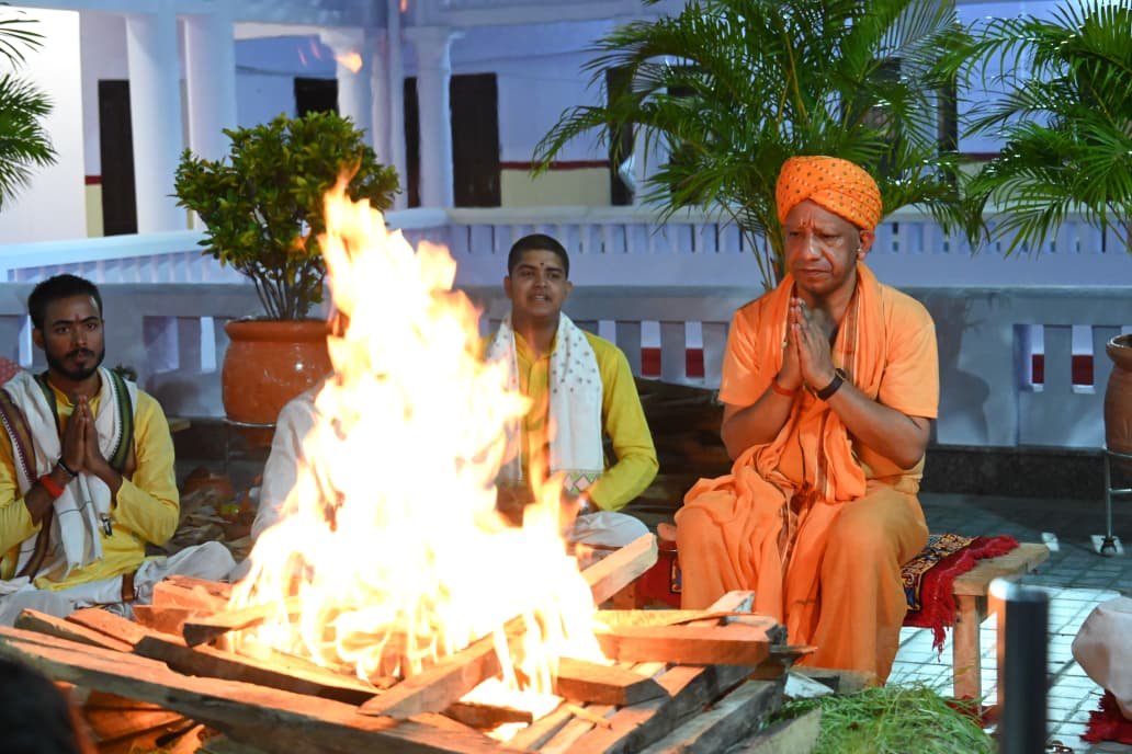 CM Yogi offers prayers for the welfare of the world during Mahanisha Puja