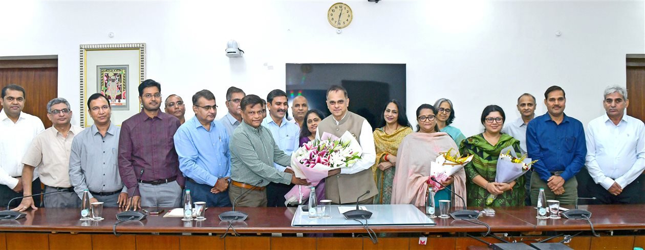 Meeting of 16 Newly Promoted IAS Officers Held Under the Chairmanship of Chief Secretary
