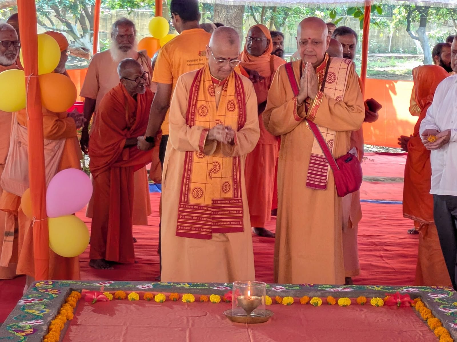 Paramhansa Swami Niranjanananda Saraswati pays tribute at Shodashi Puja of Swami Swarupananda Saraswati in Bhubaneswar