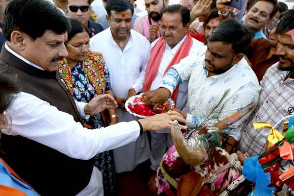 Chief Minister Dr. Yadav Performs Gau Poojan at Nikunj Dham Gaushala