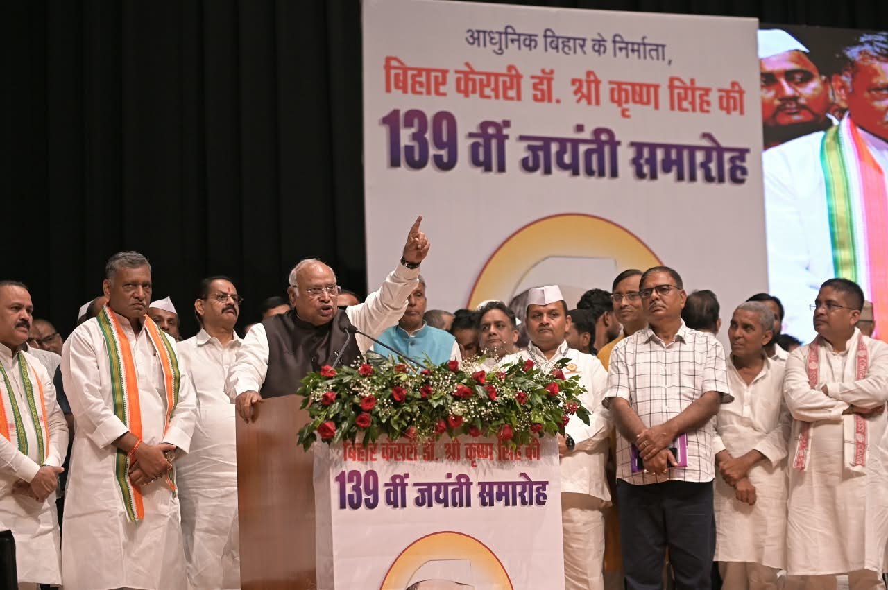 Mallikarjun Kharge’s Remark on PM Modi Sparks Political Row at Congress Event in Patna