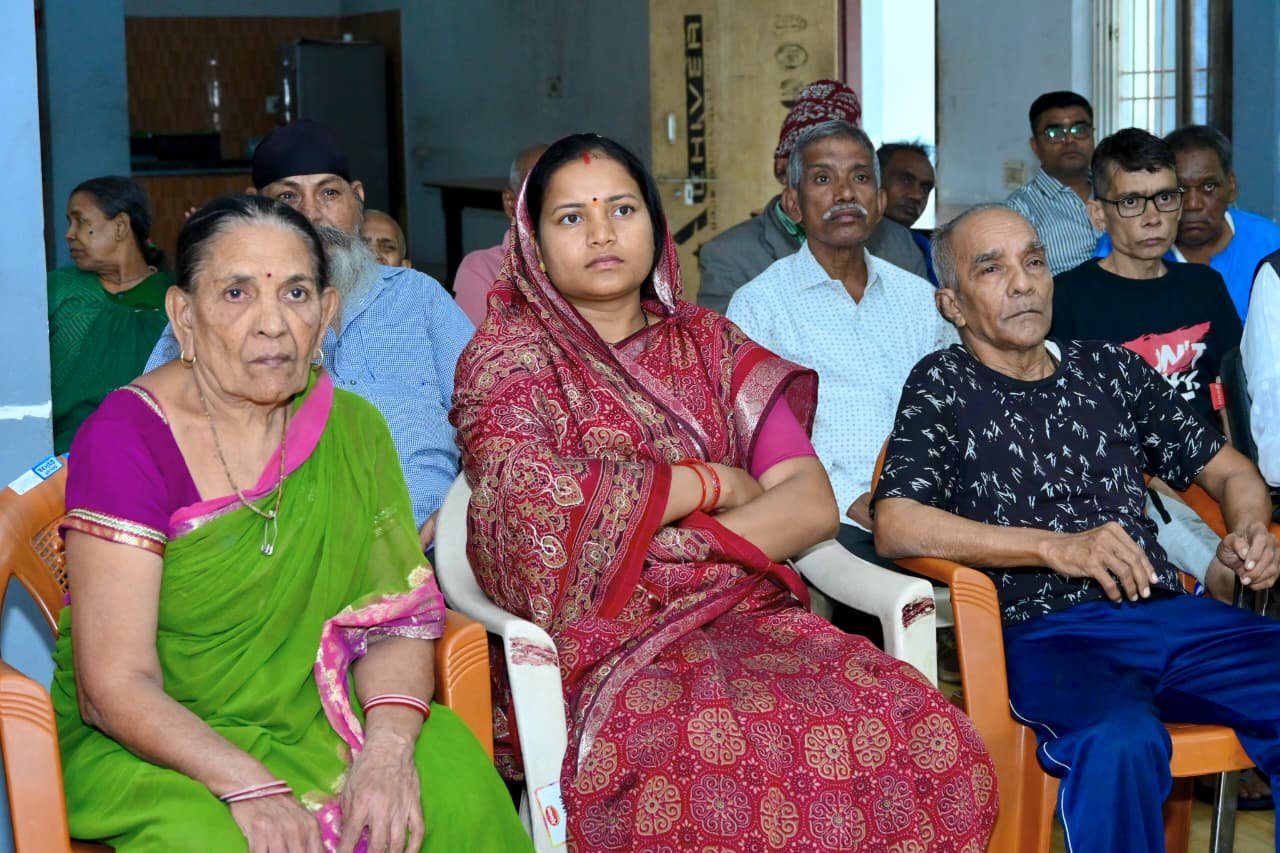 Minister Laxmi Rajwade Listens to ‘Mann Ki Baat’ with Elderly Residents at Raipur Old-Age Home