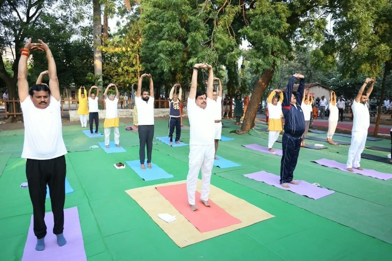 CM Dr Mohan Yadav Practises Yoga at Gayatri Dham in Jamli, Emphasises Positive Thinking and Good Deeds