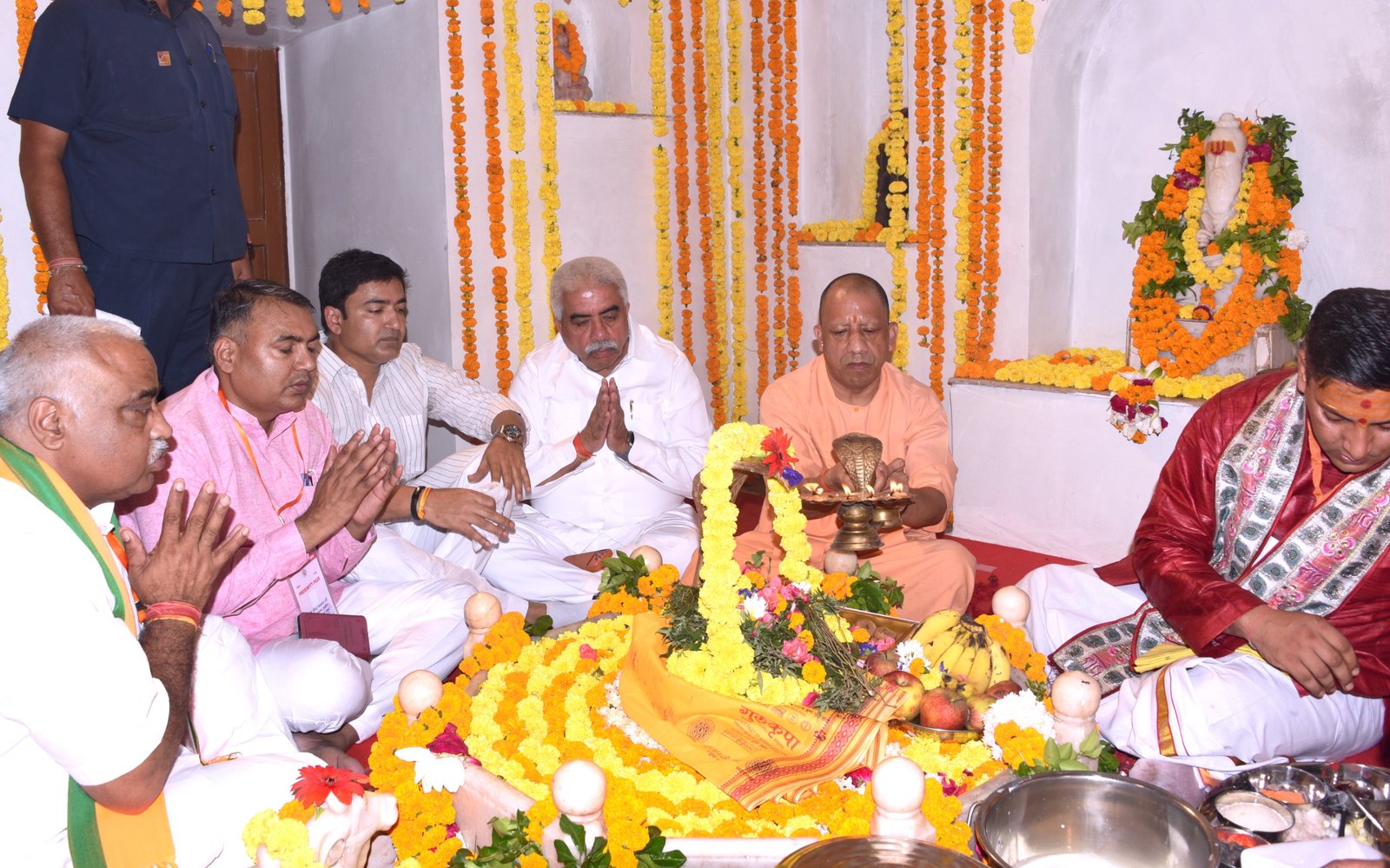CM Yogi Adityanath Offers Prayers at Maharishi Valmiki Ashram, Visits Ancient Shivling and Sita Kutia