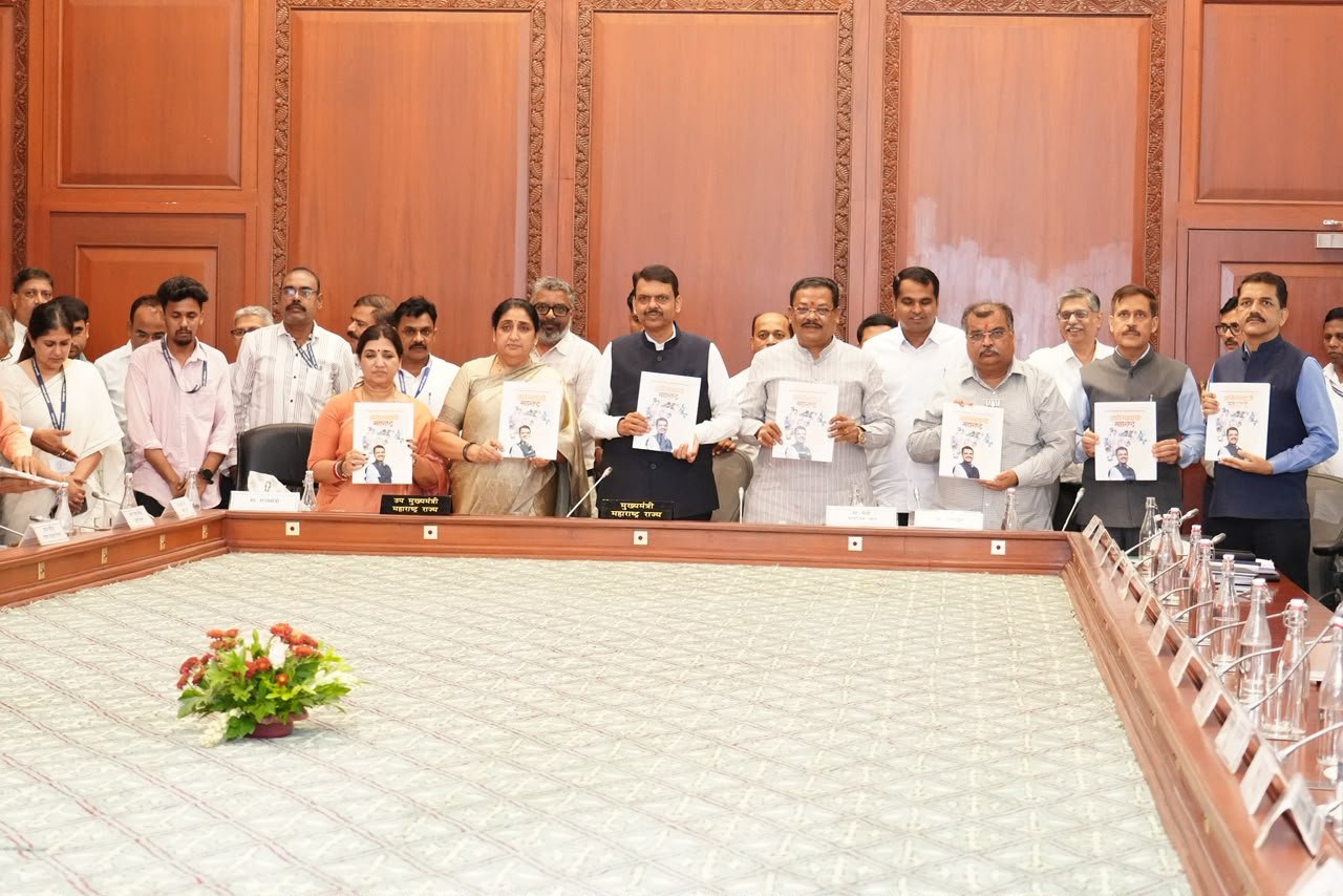 Chief Minister Devendra Fadnavis Releases ‘Aarogyadayi Maharashtra’ Coffee Table Book