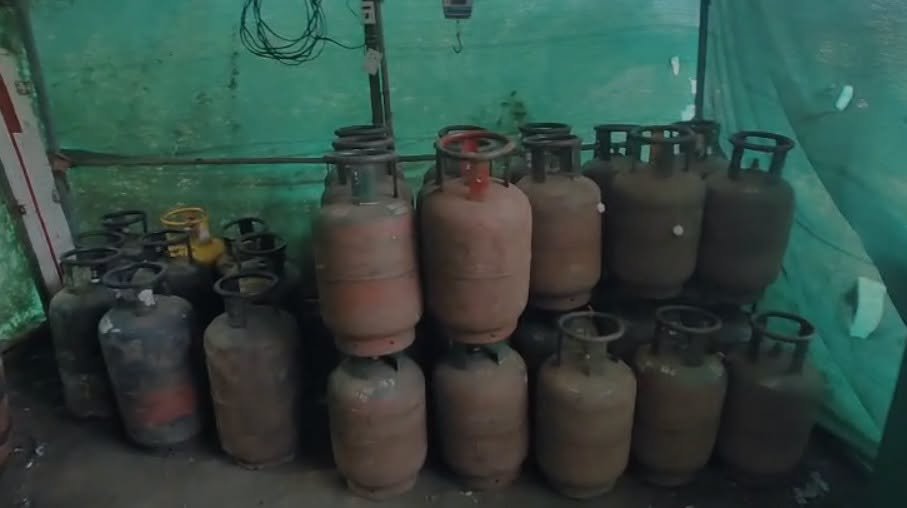 Illegal Gas Cylinder Storage Busted in Raigad District; Goods Worth ₹10 Lakh Seized