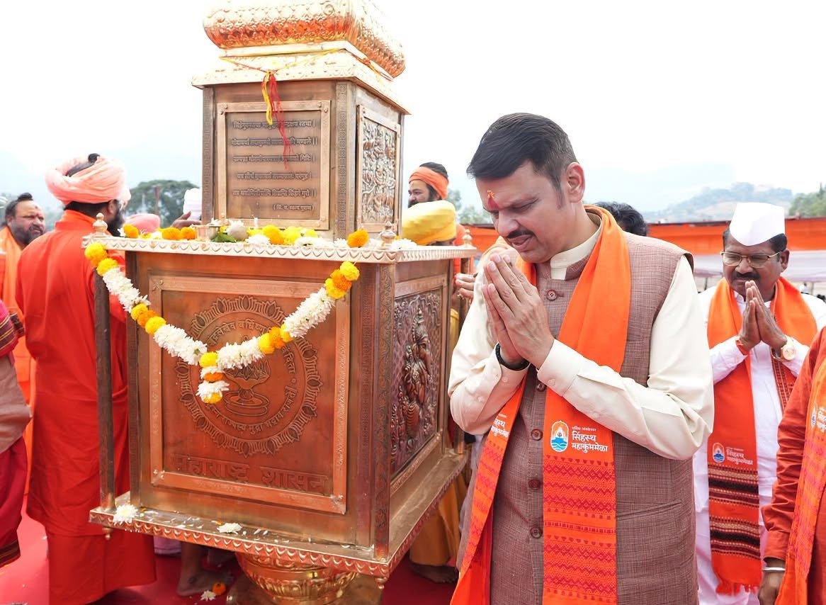 CM Devendra Fadnavis Performs Worship of Simhastha Mahakumbh Mela Flagstaff at Trimbakeshwar Godavari Ghat