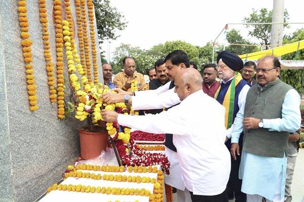 CM Dr. Yadav Pays Tribute to Iron Man Sardar Vallabhbhai Patel on His Jayanti